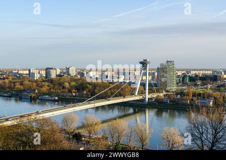 SNP neue Brücke durch die Donau mit einem Stahldeck, das an einem einzigen Pylon in Bratislava, Slowakei, aufgehängt ist Stockfoto
