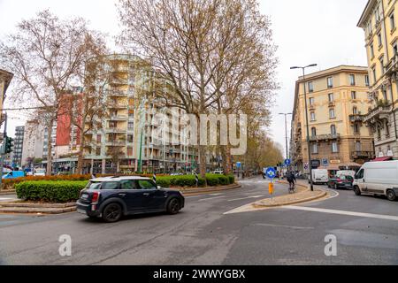 Mailand, Italien - März 30: Typische italienische Gebäude und Blick auf die Straße in Mailand, der Hauptstadt von Lombard, Region Italien. Stockfoto