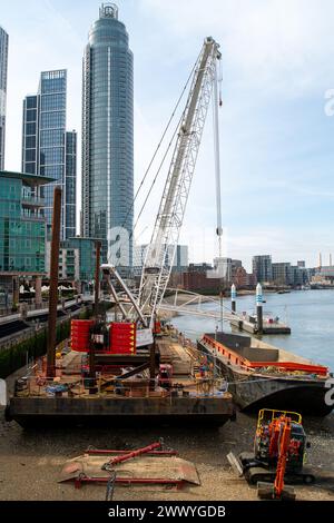 London, Großbritannien. März 2024. Die Bauarbeiten am Tideway, dem sogenannten Super Kanalisation an der Themse, werden fortgesetzt, neben der Vauxhall Bridge in London. Jedes Jahr werden Millionen Tonnen unbehandeltes Abwasser in die Themse geleitet. Der Thames Tideway Tunnel wird dazu beitragen, rund 55 Millionen Tonnen Rohabwasser zu verarbeiten und soll 2025 fertiggestellt werden. Das neue 4,2 Milliarden Pfund teure Tideway-Projekt erstreckt sich über 24 Meilen am Ufer der Themse in London Stockfoto