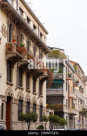 Mailand, Italien - März 30: Typische italienische Gebäude und Blick auf die Straße in Mailand, der Hauptstadt von Lombard, Region Italien. Stockfoto