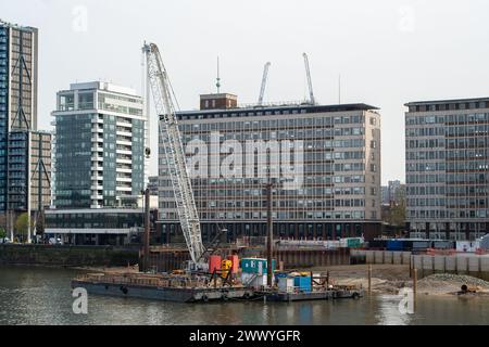 London, Großbritannien. März 2024. Die Bauarbeiten am Tideway, dem sogenannten Super Kanalisation an der Themse, werden fortgesetzt, neben der Vauxhall Bridge in London. Jedes Jahr werden Millionen Tonnen unbehandeltes Abwasser in die Themse geleitet. Der Thames Tideway Tunnel wird dazu beitragen, rund 55 Millionen Tonnen Rohabwasser zu verarbeiten und soll 2025 fertiggestellt werden. Das neue 4,2 Milliarden Pfund teure Tideway-Projekt erstreckt sich über 24 Meilen am Ufer der Themse in London. Kredit: Maureen McLean/Alamy Stockfoto