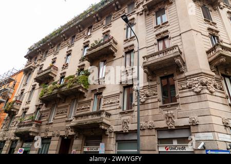 Mailand, Italien - März 30: Typische italienische Gebäude und Blick auf die Straße in Mailand, der Hauptstadt von Lombard, Region Italien. Stockfoto