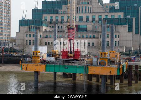 London, Großbritannien. März 2024. Die Bauarbeiten am Tideway, dem sogenannten Super Sewer an der Themse, werden fortgesetzt, der sich neben der Vauxhall Bridge in London befindet und hier vor dem Gebäude des MI6 Secret Intelligence Service abgebildet ist. Jedes Jahr werden Millionen Tonnen unbehandeltes Abwasser in die Themse geleitet. Der Thames Tideway Tunnel wird dazu beitragen, rund 55 Millionen Tonnen Rohabwasser zu verarbeiten und soll 2025 fertiggestellt werden. Das neue 4,2 Milliarden Pfund teure Tideway-Projekt erstreckt sich über 24 Meilen am Ufer der Themse in London. Kredit: Maureen McLean/Alamy Stockfoto