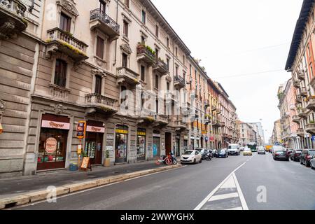 Mailand, Italien - März 30: Typische italienische Gebäude und Blick auf die Straße in Mailand, der Hauptstadt von Lombard, Region Italien. Stockfoto