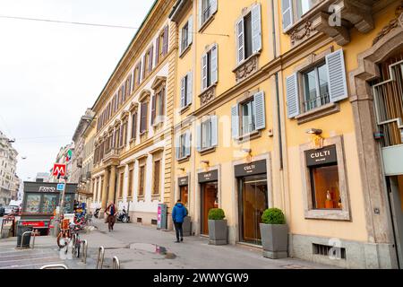 Mailand, Italien - März 30: Typische italienische Gebäude und Blick auf die Straße in Mailand, der Hauptstadt von Lombard, Region Italien. Stockfoto
