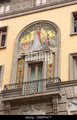 Mailand, Italien - März 30: Typische italienische Gebäude und Blick auf die Straße in Mailand, der Hauptstadt von Lombard, Region Italien. Stockfoto