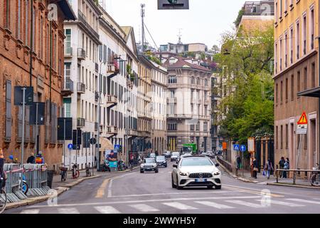 Mailand, Italien - März 30: Typische italienische Gebäude und Blick auf die Straße in Mailand, der Hauptstadt von Lombard, Region Italien. Stockfoto