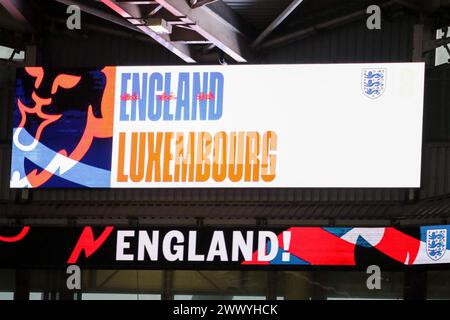 Bolton, Großbritannien. März 2024. Toughsheet Community Stadium, Bolton, England, 26. März 2024: Scoreboard vor dem Qualifikationsspiel zur UEFA-U21-Europameisterschaft 2025 zwischen England und Luxemburg im Toughsheet Community Stadium in Bolton, England am 26. März 2024. (Sean Chandler/SPP) Credit: SPP Sport Press Photo. /Alamy Live News Stockfoto