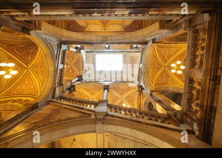 Blicken Sie in den Korridor und die Treppe der Glasgow City Chambers aus einer fantastischen Perspektive. Eine Treppe führt nach Glasgow City, Schottland Stockfoto