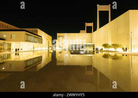 Nachtansicht auf das glühende westliche Hadschi-Terminal in dschidda während der islamischen kunstbiennale, Saudi-Arabien Stockfoto