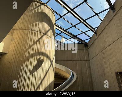 Moderne Architektur mit Wendeltreppe und Sonnenlicht Stockfoto