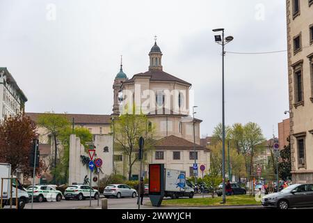 Mailand, Italien - 30. März 2022: San Bernardino alle Ossa ist eine Kirche auf der Piazza santo Stefano in Mailand, die vor allem für ihr Ossuar bekannt ist. Stockfoto