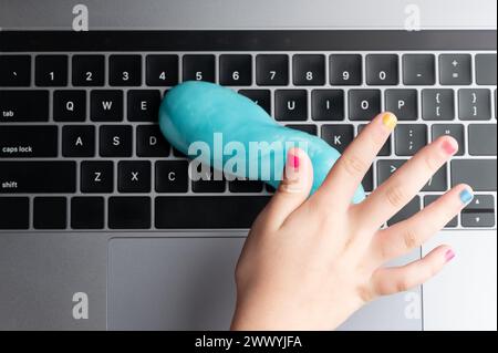 Blaue Schlammmasse in der Hand über Draufsicht Stockfoto