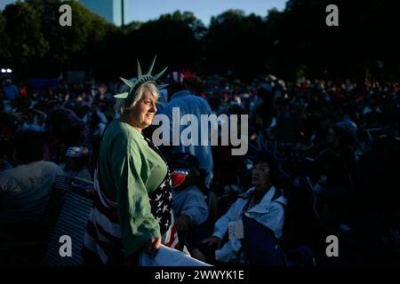 Eine Frau, die als Freiheitsstatue verkleidet ist, erwartet den Beginn des 4. Konzerts im Hatch Shell am 4. Juli 2009 in Boston. Stockfoto