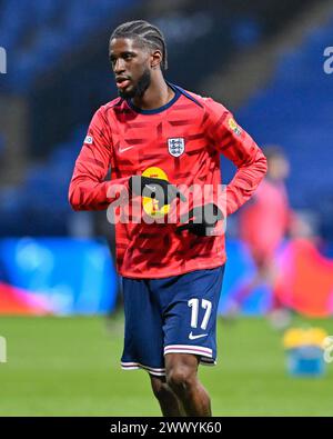 Bolton, Großbritannien. März 2024. Samuel Iling-Junior aus England wärmt sich vor dem Spiel auf, während des UEFA Euro U21 Qualifikationsspiels der Gruppe F England U21 gegen Luxemburg U21 im Toughsheet Community Stadium, Bolton, Vereinigtes Königreich, 26. März 2024 (Foto: Cody Froggatt/News Images) in Bolton, Vereinigtes Königreich am 26. März 2024. (Foto: Cody Froggatt/News Images/SIPA USA) Credit: SIPA USA/Alamy Live News Stockfoto