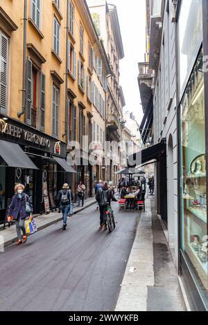 Mailand, Italien - März 30: Typische italienische Gebäude und Blick auf die Straße in Mailand, der Hauptstadt von Lombard, Region Italien. Stockfoto
