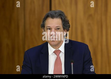 DF - BRASILIA - 03/26/2024 - BRASILIA, UNTERZEICHNUNGSZEREMONIE DER AKTE IM ZUSAMMENHANG MIT DEM MOVER-PROGRAMM - Finanzminister Fernando Haddad, während der Unterzeichnungszeremonie der Akte im Zusammenhang mit dem MOVER-Programm und Infrastrukturschulden, die am Dienstag, den 26. März in Palacio do Planalto stattfanden. Foto: Mateus Bonomi/AGIF (Foto: Mateus Bonomi/AGIF/SIPA USA) Stockfoto