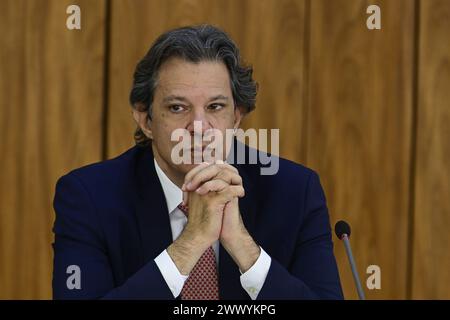 DF - BRASILIA - 03/26/2024 - BRASILIA, UNTERZEICHNUNGSZEREMONIE DER AKTE IM ZUSAMMENHANG MIT DEM MOVER-PROGRAMM - Finanzminister Fernando Haddad, während der Unterzeichnungszeremonie der Akte im Zusammenhang mit dem MOVER-Programm und den Infrastrukturschuldverschreibungen, die am Dienstag, den 26. März in Palacio do Planalto stattfanden. Foto: Mateus Bonomi/AGIF (Foto: Mateus Bonomi/AGIF/SIPA USA) Stockfoto