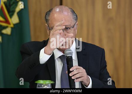 DF - BRASILIA - 03/26/2024 - BRASILIA, UNTERZEICHNUNGSZEREMONIE DER AKTE IM ZUSAMMENHANG MIT DEM MOVER-PROGRAMM - Vizepräsident Geraldo Alckmin, während der Unterzeichnungszeremonie der Akte im Zusammenhang mit dem MOVER-Programm und Infrastrukturschulden, die am Dienstag, den 26. März in Palacio do Planalto stattfanden. Foto: Mateus Bonomi/AGIF (Foto: Mateus Bonomi/AGIF/SIPA USA) Stockfoto