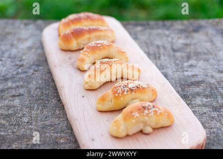 Brötchengebäck frisch aus dem Ofen. Stockfoto