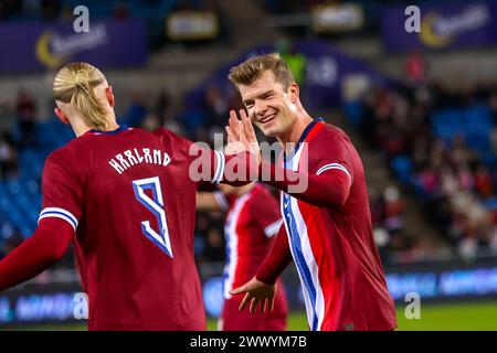 Oslo, Norwegen, 26. März 2024. Der Norweger Alexander Sørloth feiert im Freundschaftsspiel zwischen Norwegen und der Slowakei im Ullevål-Stadion in Oslo den ersten Treffer seiner Mannschaft mit dem Norweger Erling Braut Haaland. Credit: Frode Arnesen/Alamy Live News Stockfoto