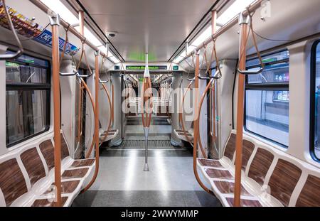 Brüssel, Belgien, 15. März 2024 - Innendesign eines leeren U-Bahn-Wagens Stockfoto