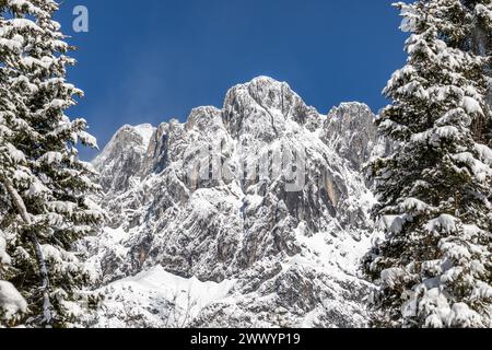 Die hohen und steilen Gipfel des verschneiten Hochkönig im Salzburger Bundesland Mühlbach am Hochkönig im Landkreis Sankt Johann im Pongau in Österreich. Stockfoto