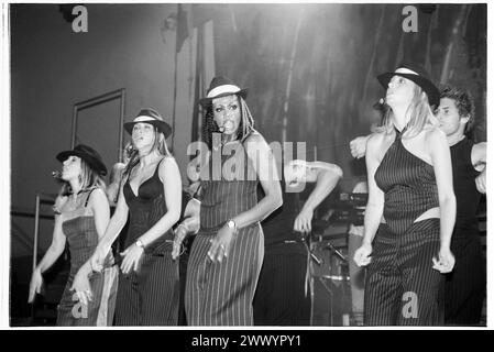 ALL SAINTS, 1999, KONZERT: All Saints auf dem Höhepunkt ihrer Berühmtheit in der Cardiff International Arena CIA in Cardiff, Wales, Großbritannien am 18. Juni 1999. Foto: Rob Watkins. INFO: All Saints, eine britische Mädchengruppe, die 1993 gegründet wurde. Sie hatten ihre ersten Hits im Jahr 1997 und sorgten mit ihren R&B-angehauchten Popsongs wie Never Ever und Pure Shores weltweit für Wellen. Ihr schwüler Gesang, elegante Harmonien und urbaner Stil fesselten das Publikum. Stockfoto