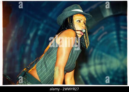 SHAZNAY LEWIS, ALL SAINTS, 1999, KONZERT: Shaznay Lewis of All Saints in der Cardiff International Arena CIA am 18. Juni 1999. Foto: Rob Watkins. INFO: All Saints, eine britische Mädchengruppe, die 1993 gegründet wurde. Sie hatten ihre ersten Hits im Jahr 1997 und sorgten mit ihren R&B-angehauchten Popsongs wie Never Ever und Pure Shores weltweit für Wellen. Ihr schwüler Gesang, elegante Harmonien und urbaner Stil fesselten das Publikum. Stockfoto