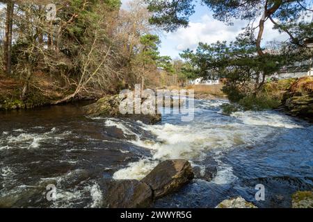 Die Falls of Dochart sind eine Wasserfallkaskade am River Dochart in Killin in Perthshire, Schottland Stockfoto