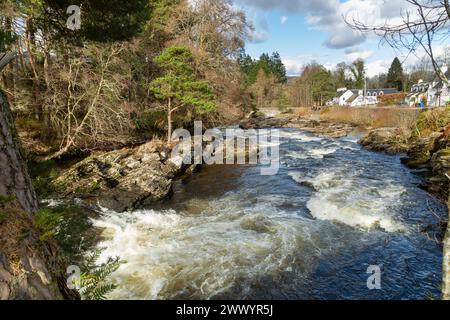 Die Falls of Dochart sind eine Wasserfallkaskade am River Dochart in Killin in Perthshire, Schottland Stockfoto