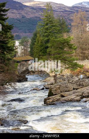 Die Falls of Dochart sind eine Wasserfallkaskade am River Dochart in Killin in Perthshire, Schottland Stockfoto