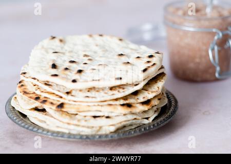 Handgemachte runde Matzo auf einem Teller. Süßes Gewürz mit Apfel-Walnuss-Charoset auf dem Tisch. Gesunde Ernährung. Jüdische Passahfeier. Leerzeichen für Text Stockfoto