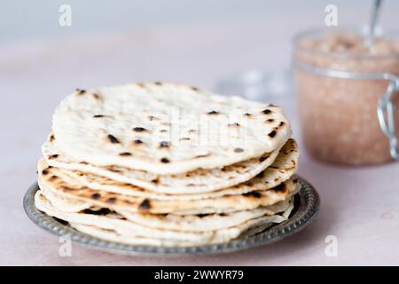 Handgemachte runde Matzo auf einem Teller. Süßes Gewürz mit Apfel-Walnuss-Charoset auf dem Tisch. Gesunde Ernährung. Jüdische Passahfeier. Leerzeichen für Text Stockfoto