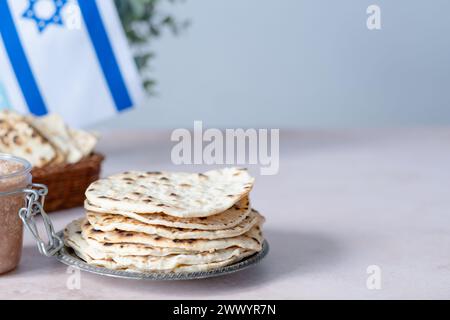Handgemachte runde Matzo auf einem Teller. Süßes Gewürz mit Apfel-Walnuss-Charoset auf dem Tisch. Gesunde Ernährung. Jüdische Passahfeier. Leerzeichen für Text. Stockfoto