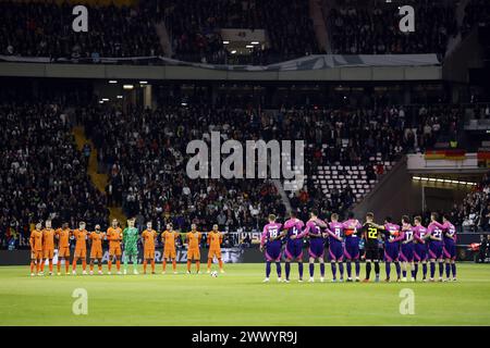 FRANKFURT - Schweigeminute zum Gedenken an die ehemaligen internationalen Spieler Franz Beckenbauer und Andreas Breme während des Freundschaftsspiels zwischen Deutschland und den Niederlanden im Deutsche Bank Park Stadion am 26. März 2024 in Frankfurt. ANP KOEN VAN WEEL Stockfoto