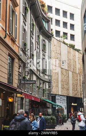 Mailand, Italien - März 30: Typische italienische Gebäude und Blick auf die Straße in Mailand, der Hauptstadt von Lombard, Region Italien. Stockfoto