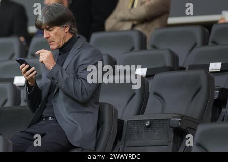 Frankfurt, Deutschland. 26. März 2024, Hessen, Frankfurt/Main: Fußball: Internationales Spiel, Deutschland - Niederlande, Deutsche Bank Park. Der ehemalige deutsche Nationaltrainer Joachim Löw sitzt auf den Tribünen. Foto: Christian Charisius/dpa Credit: dpa Picture Alliance/Alamy Live News Stockfoto