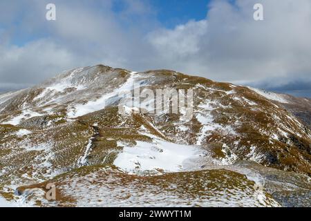 Blick auf den Munro Meall nan Tarmachan von Meall Garbh entlang des Tarmachan Berges Stockfoto