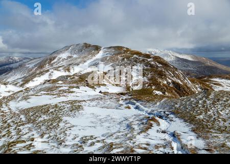 Blick auf den Munro Meall nan Tarmachan von Meall Garbh entlang des Tarmachan Berges Stockfoto