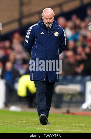 Schottland-Cheftrainer Steve Clarke sieht sich bei einem internationalen Freundschaftsspiel im Hampden Park, Glasgow, an. Bilddatum: Dienstag, 26. März 2024. Stockfoto