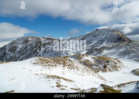 Auf dem Gipfel von Beinn nan Eachan mit Blick auf Meall Garbh & Meall nan Tarmachan (links) und den Tarmachan-Rücken. Stockfoto