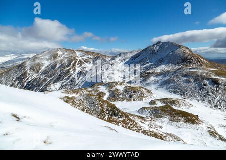 Auf dem Gipfel von Beinn nan Eachan mit Blick auf Meall Garbh & Meall nan Tarmachan (links) und den Tarmachan-Rücken. Stockfoto