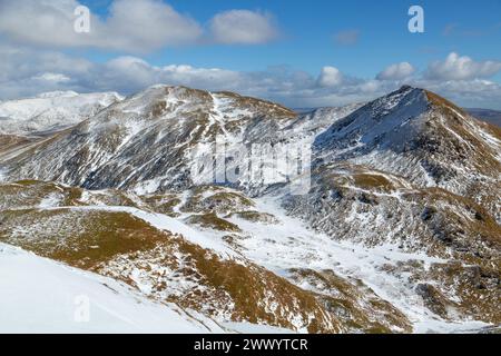 Auf dem Gipfel von Beinn nan Eachan mit Blick auf Meall Garbh & Meall nan Tarmachan (links) und den Tarmachan-Rücken. Stockfoto