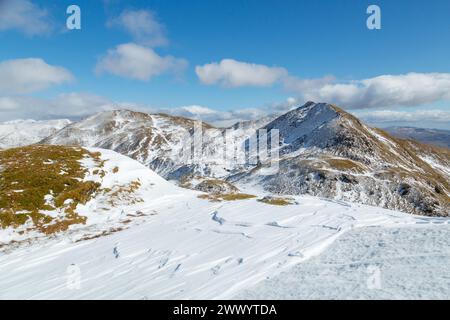 Auf dem Gipfel von Beinn nan Eachan mit Blick auf Meall Garbh & Meall nan Tarmachan (links) und den Tarmachan-Rücken. Stockfoto