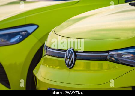 Göteborg, Schweden - Juli 30 2022: Green 2022 Volkswagen ID.4 Elektroautos auf einem Parkplatz. Stockfoto