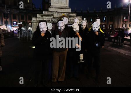 Heute Nachmittag, Dienstag, den 26. März, fand auf der Piazza Dante in Neapel ein Präsidium statt, um zu fordern, dass die Vereinigten Staaten von Amerika die Anklage gegen Julian Assange fallen lassen. Am Morgen hob das Urteil des Obersten Gerichtshofs die erstinstanzliche Ablehnung der Zulässigkeit eines extremen Rechtsmittels durch die Verteidigung des WikiLeaks-Mitbegründers auf und setzte die Debatte über die Verdienste des 20. Mai. Das Gremium behält sich jedoch das Recht vor, seine Schritte zurückzuverfolgen, wenn die amerikanischen und britischen Behörden in den nächsten drei Wochen in der Lage sind, weniger dünne und verbindlichere "Zusicherungen" für eine Reihe von Garantien zu geben: Zunächst einmal Stockfoto