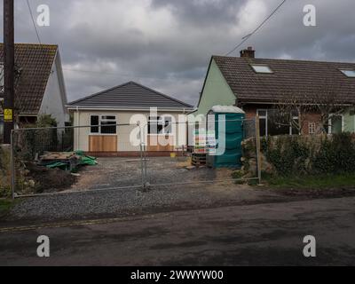 März 2024: Neues Haus, ein Bungalow auf einem Infill-Grundstück in Yatton Somerset, England, Großbritannien. Stockfoto