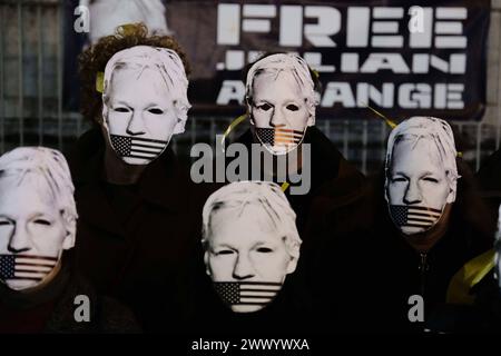 Nachrichten - Präsidium für Julian Assange in Neapel heute Nachmittag, Dienstag, den 26. März, fand auf der Piazza Dante in Neapel ein Präsidium statt, um zu fordern, dass die Vereinigten Staaten von Amerika die Anklage gegen Julian Assange fallen lassen. Am Vormittag hob das Urteil des Obersten Gerichtshofs die erstinstanzliche Ablehnung der Zulässigkeit eines extremen Berufungsverfahrens durch die Verteidigung des WikiLeaks-Mitbegründers auf und setzte die Debatte über die Verdienste des 20. Mai. Das Panel behielt sich jedoch das Recht vor, seine Schritte zurückzuverfolgen, wenn die amerikanischen und britischen Behörden in den nächsten drei Wochen in der Lage sind, weniger schwache und verbindlichere Garantien zu bieten Stockfoto