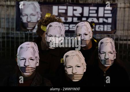 Nachrichten - Präsidium für Julian Assange in Neapel heute Nachmittag, Dienstag, den 26. März, fand auf der Piazza Dante in Neapel ein Präsidium statt, um zu fordern, dass die Vereinigten Staaten von Amerika die Anklage gegen Julian Assange fallen lassen. Am Vormittag hob das Urteil des Obersten Gerichtshofs die erstinstanzliche Ablehnung der Zulässigkeit eines extremen Berufungsverfahrens durch die Verteidigung des WikiLeaks-Mitbegründers auf und setzte die Debatte über die Verdienste des 20. Mai. Das Panel behielt sich jedoch das Recht vor, seine Schritte zurückzuverfolgen, wenn die amerikanischen und britischen Behörden in den nächsten drei Wochen in der Lage sind, weniger schwache und verbindlichere Garantien zu bieten Stockfoto